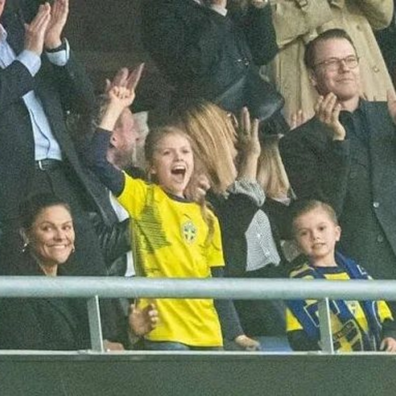 بالصور الأميرة فيكتوريا وأسرتها يشاهدون مباراة منتخب السويد