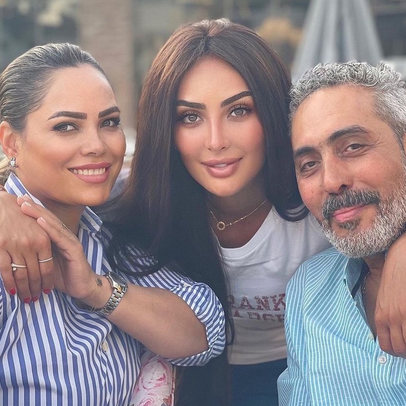 نور الغندور تحتفل بعيد ميلاد والدتها 