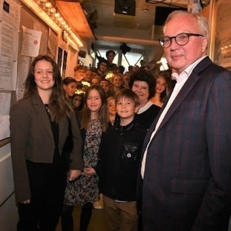 أمراء الدنمارك إيزابيلا وجوزفين وفنسنت يشاهدون العرض الأول لمسرحية روبن هود الموسيقية