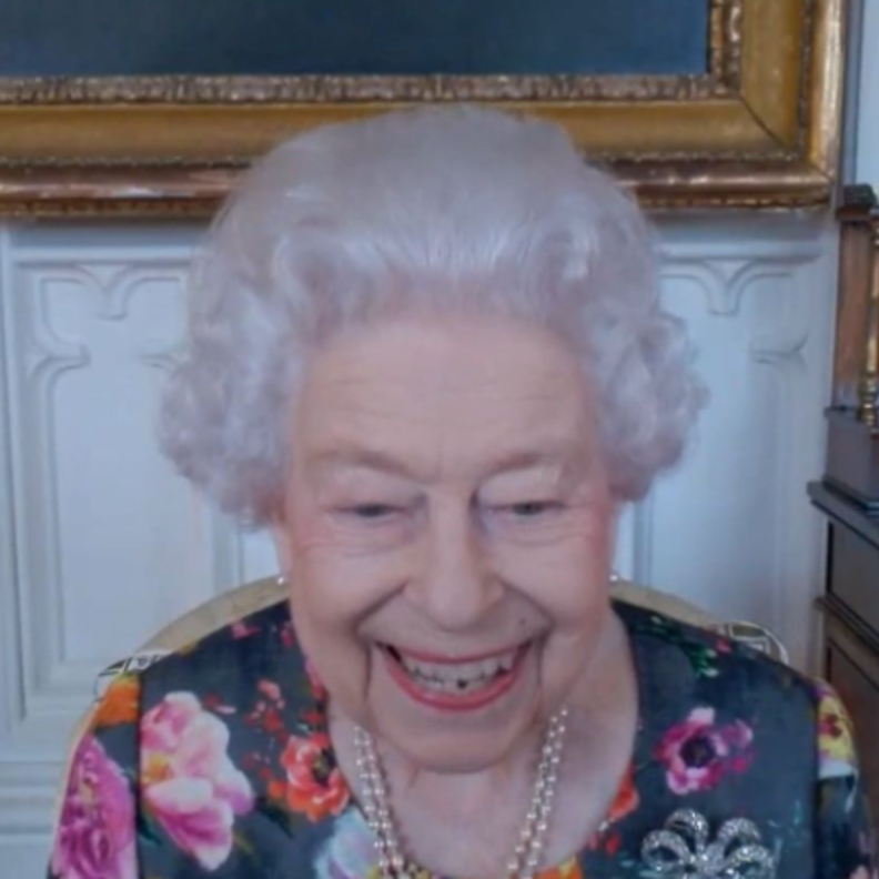الملكة إليزابيث الثانية تلتقي مع الفائز بجائزة الشعر لعام 2020 عبر الفيديو