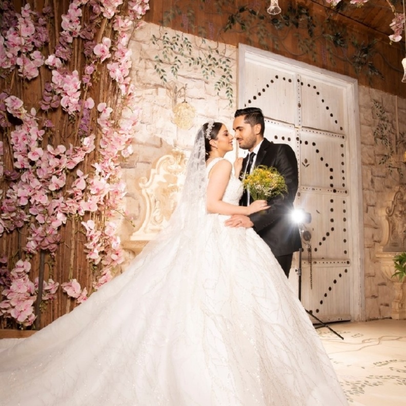 تصوير عروسين بكاميرا المصورة السعودية امل عبدالعزيز