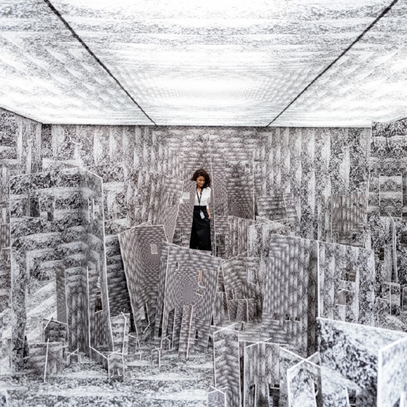 بالصور: حي جاكس بالدرعية يحتضن معرض الفن المعاصر "بينالسور"