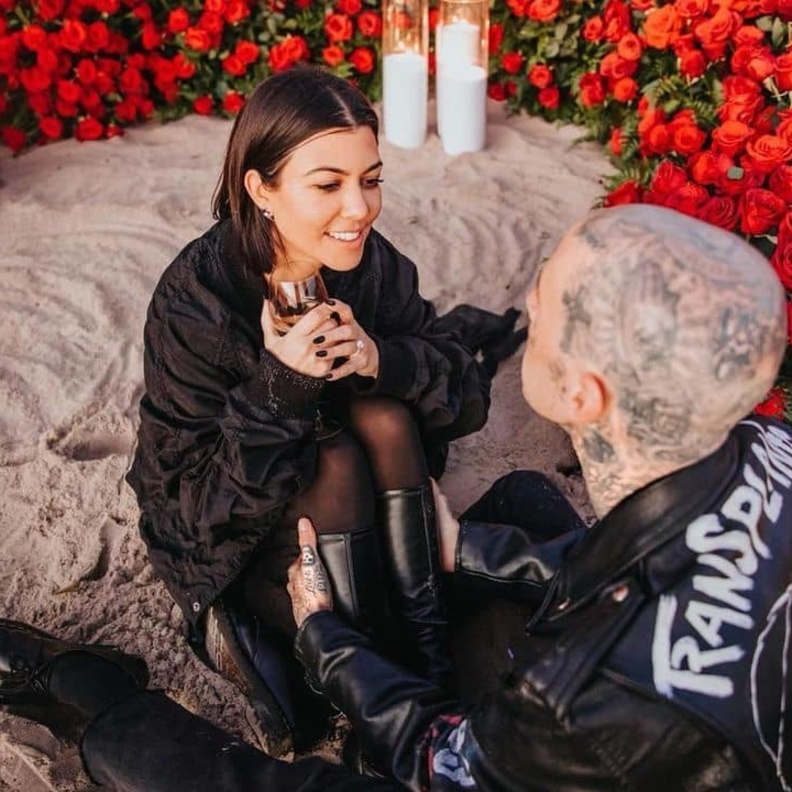 كورتني كارداشيان تنشر صور جديدة احتفالا بخطبتها