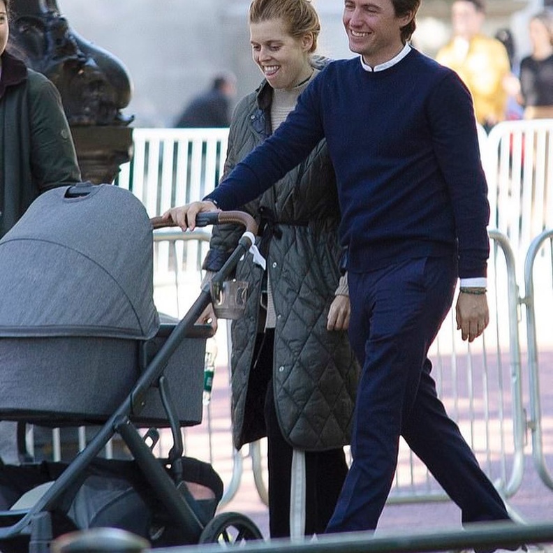 شاهد أحدث ظهور للأميرة بياتريس في لندن بصحبة زوجها وطفلتهما