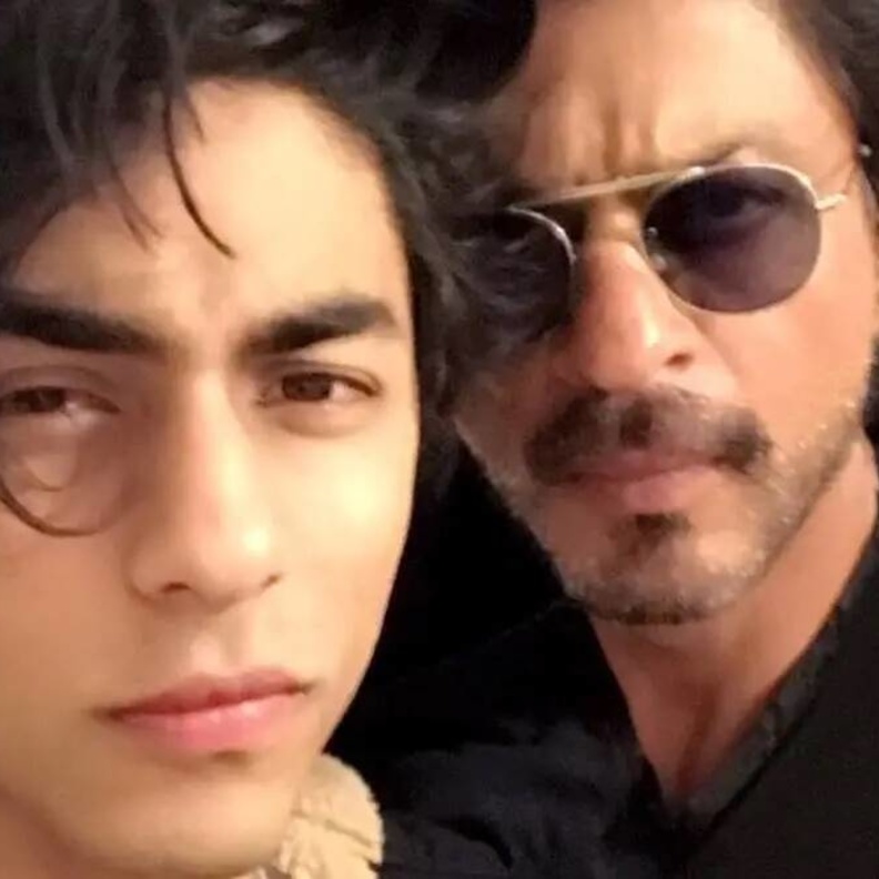 شاروخان بكى بعد سماعه نبأ قبول طلب الإفراج عن ابنه أريان خان