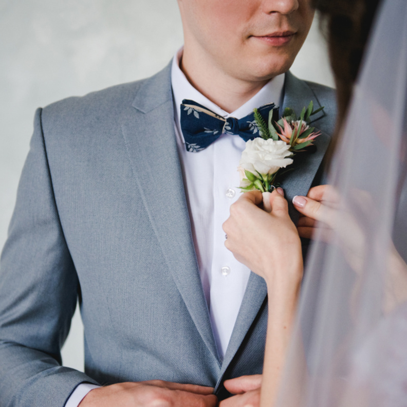 shutterstock_باقة زهور صغيرة لعروة بدلة العريس من نبات التوت وأوراق الشجر