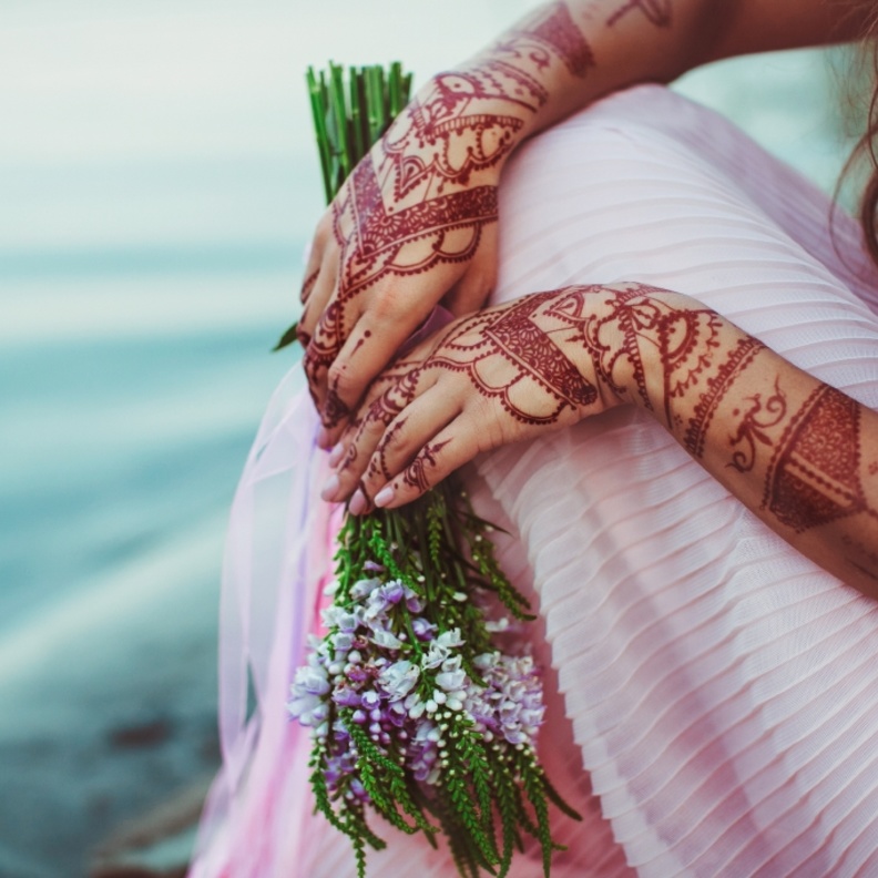 shutterstock_نقوش حناء كثيفة باللون الأحمر