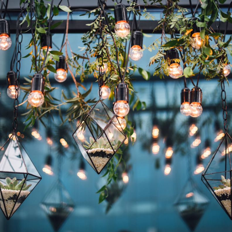 طرق مميزة لتزيين سقف قاعات حفلات الزفاف بالورود