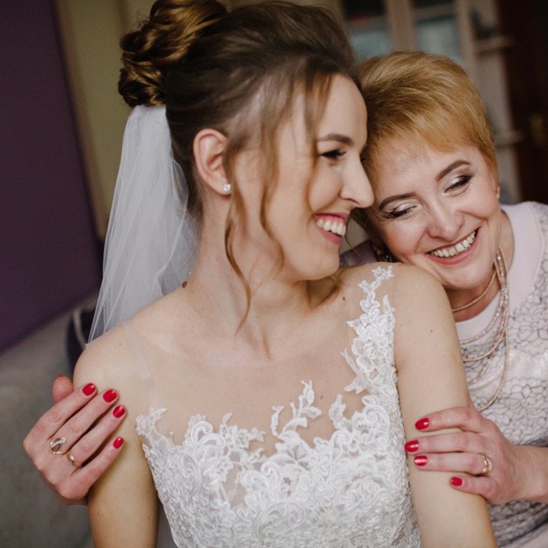 shutterstock عروس تخالف التقاليد وتختار أن تكون الرقصة الأولى في زفافها مع والدتها