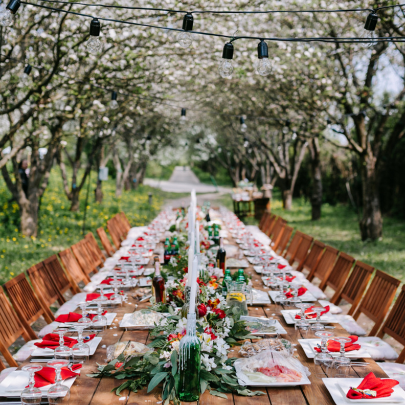 أفكار مميزة لتزيين طاولات حفلات الزفاف مستوحاة من أجواء الريف