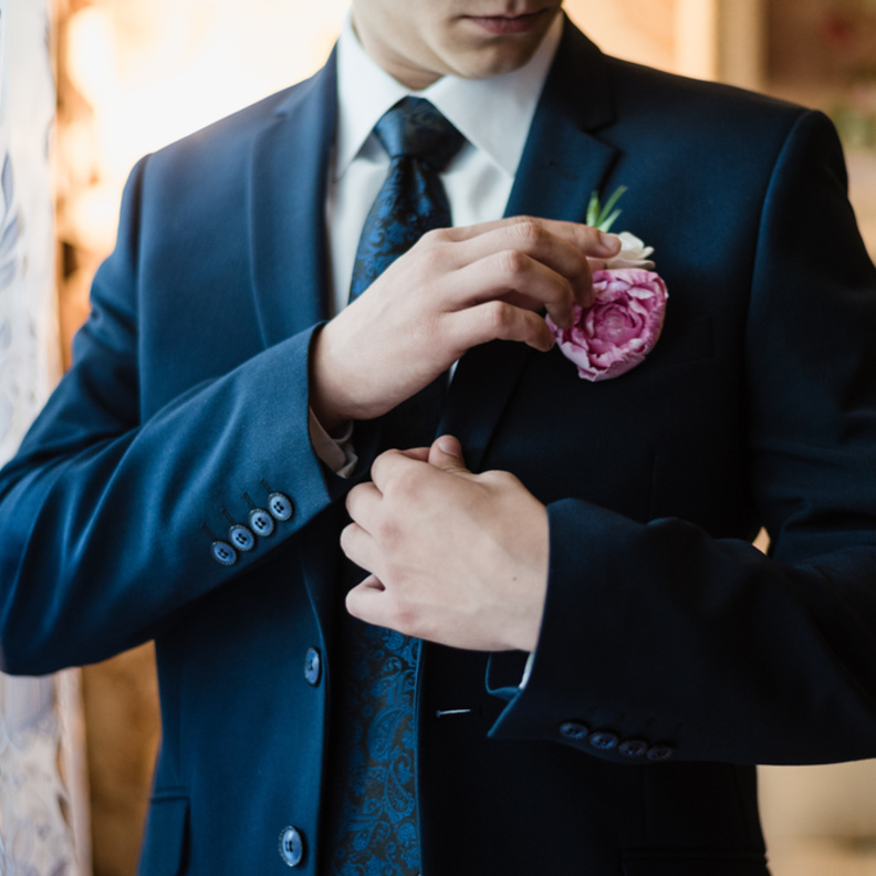 طريف لعريس يرقص مع والدته وحماته على أنغام أغنية شهيرة لشاروخان وكاجول