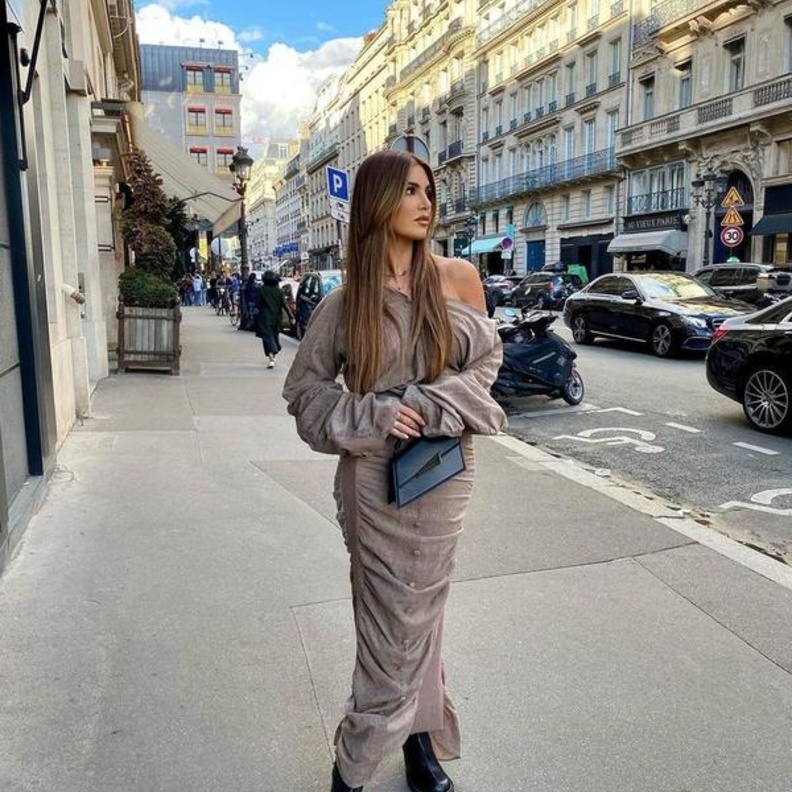 Negin Mirsalehi تعتمد الفستان باللون الترابي. كل الصور من حسابات البلوغرز على انستقرام.