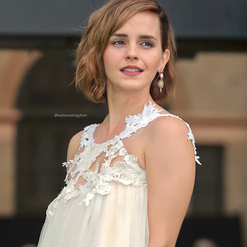 إيما واتسون ترتدي فستان زفاف معاد تدويره على السجادة الحمراء