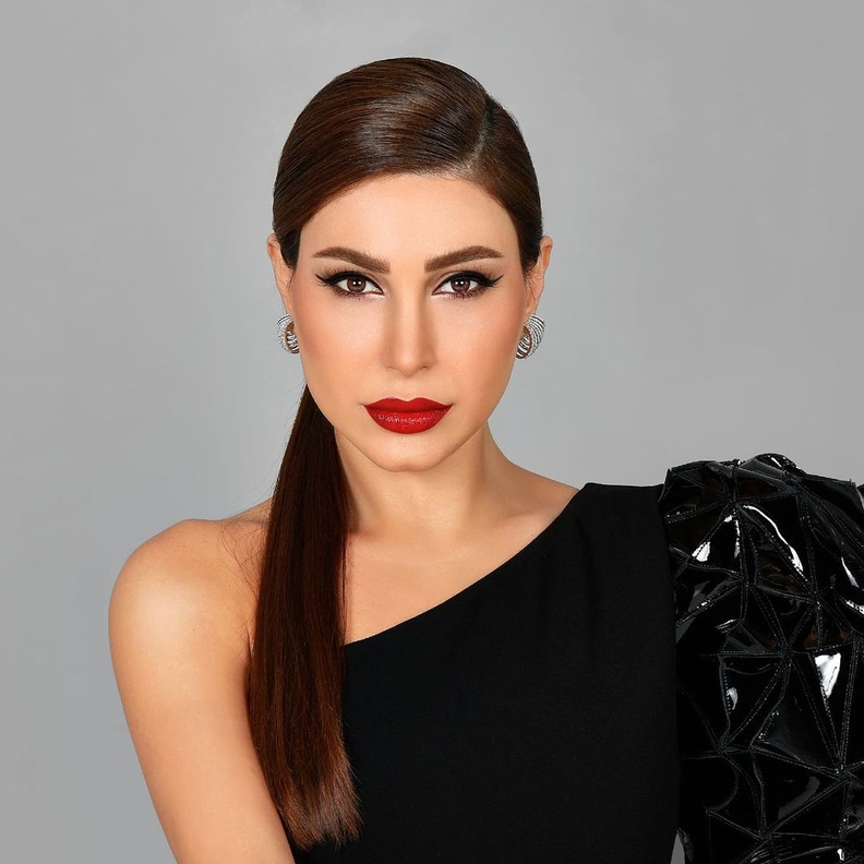 رسمات مكياج بالآيلانير الأسود موضة خريف 2021 من وحي النجمات