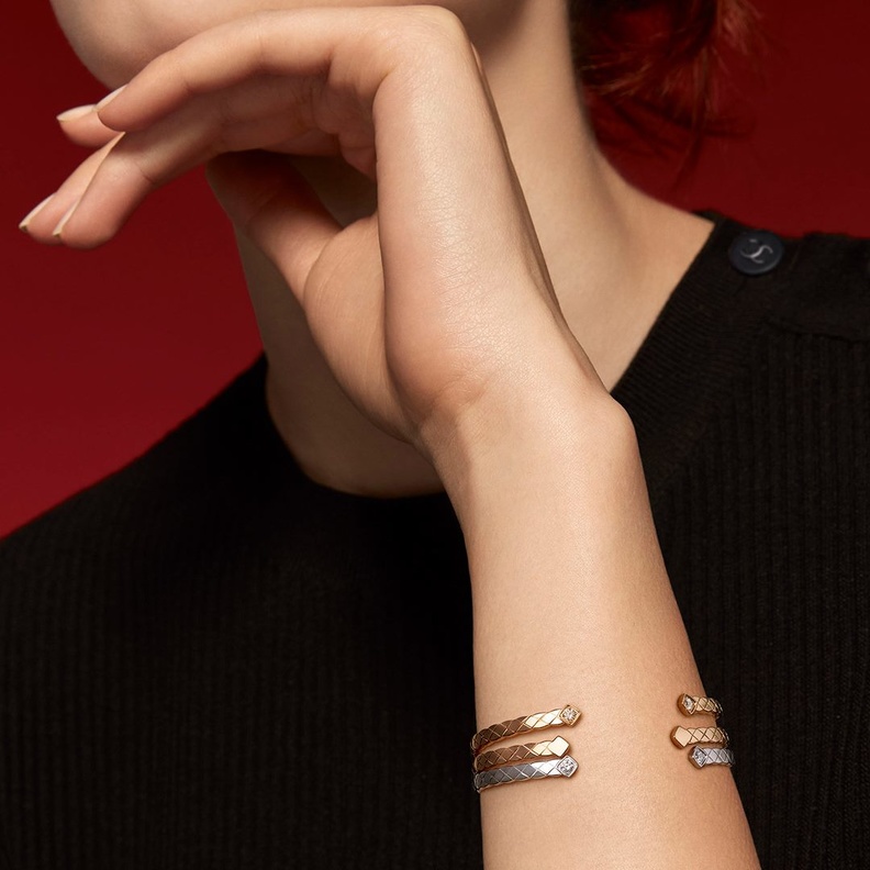 أساور ذهب ناعمة لأناقة الخريف