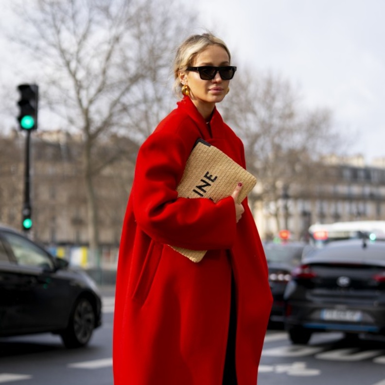 افكار مبتكرة لاعتماد الجاكيت الملون في إطلالات الشتاء