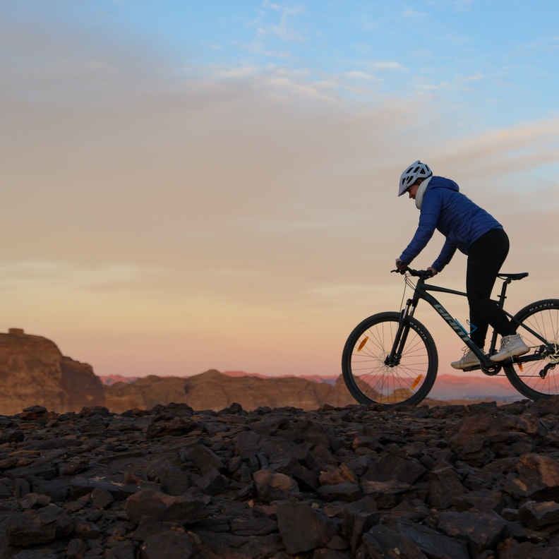تجربة الدراجات الهوائية في شتاء طنطورة.. غش أجواء المغامرة مع نسمات العلا الخلابة
