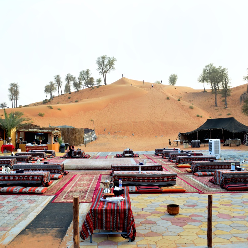 أجواء بدوية مفعمة بالسحر والجمال في مخيم واحة البدو