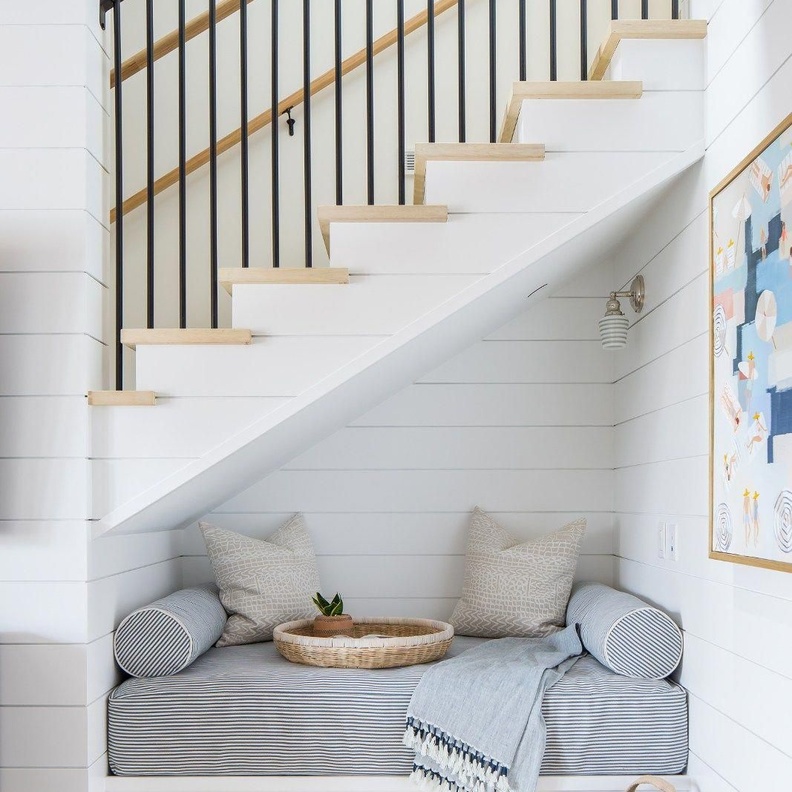 أسفل الدرج يتحول لركن للقراءة والاسترخاء