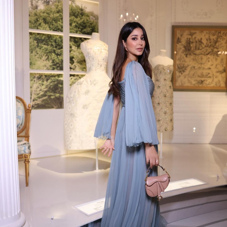 أسيل عمران بدت ساحرة بالفستان الأزرق الذي تميّز بقصة الصدر الدرابيه والتنورة المنسدلة بنعومة على الأرض