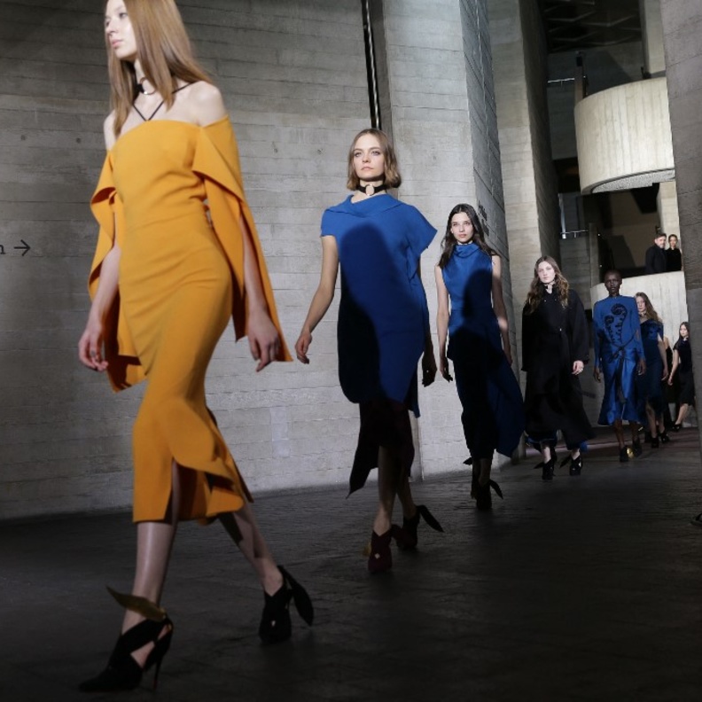 أصبحت فساتين دار Roland Mouret مفضلة لدى النجمات