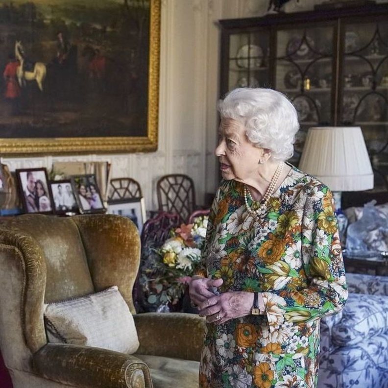 أطلت بالفستان المزيّن بالورود بألوان الأخضر والبرتقالي والأبيض