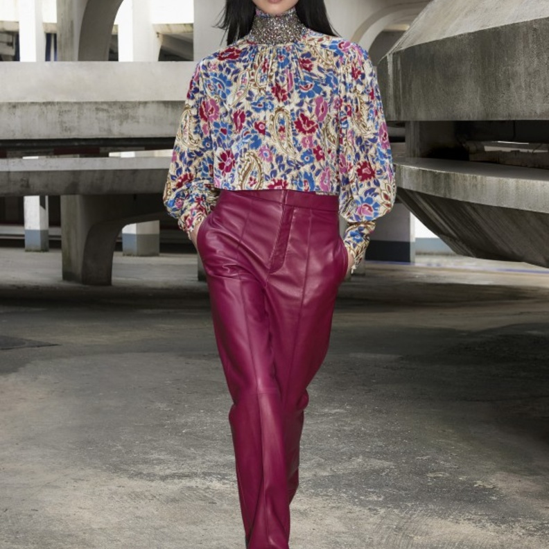 أكملي اللوك بالتوب المزيّنة بنقشة الورود الملونة على طريقة دار Isabel Marant