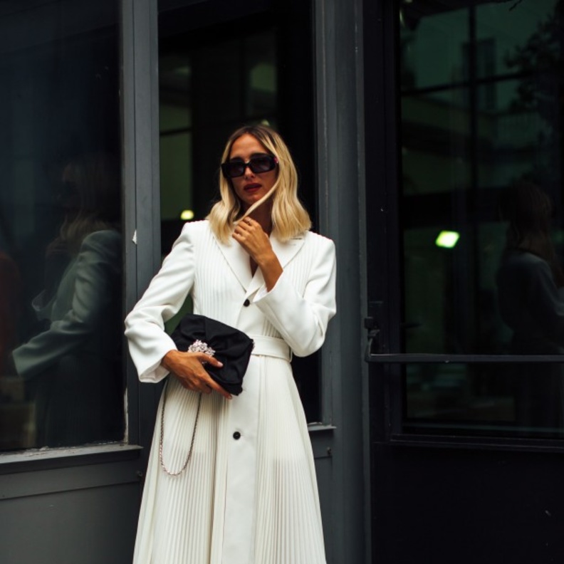 أفكار لتنسيق اطلالات باللون الأبيض لمناسبات الخريف