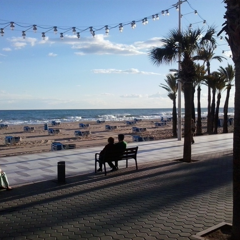 أوقات الخريف الهادئة في بينيدورم بواسطة maxpixel