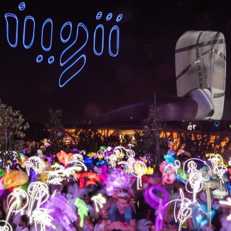 لأول مرة في العالم.. "إثراء" يتبنى رسم لوحة فنية رقمية بمشاركة 4600 زائر وتحليق 300 طائرة درون