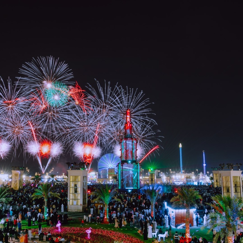 إحتفالات اليوم الوطني الإماراتي تزين الأرجاء في أبوظبي - المصدر وام