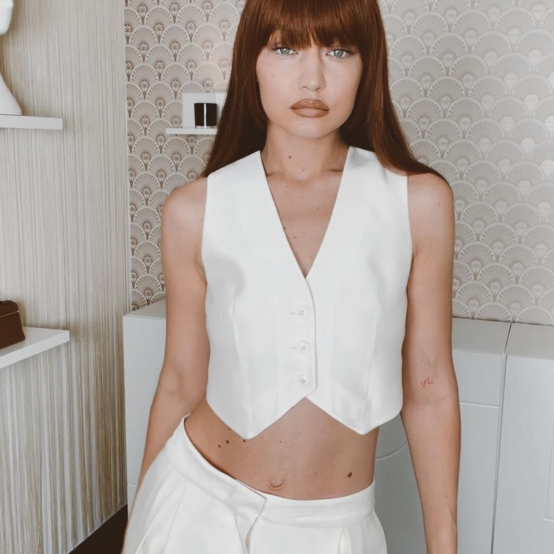 إختارت سترة الجيله الكروب ونسّقتها مع سروال أبيض من H&M