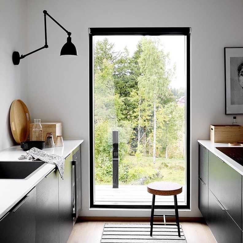 إطلالة المطبخ عبر واجهة زجاجية