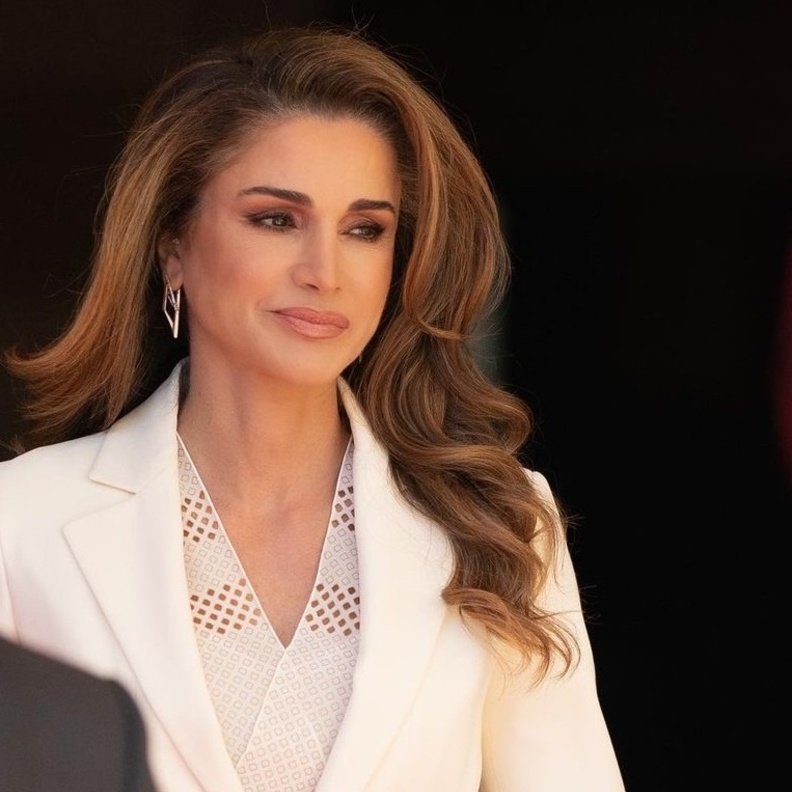 إطلالة الملكة رانيا الجمالية تخطف الأنظار بجمالها الطبيعي والملفت 2021