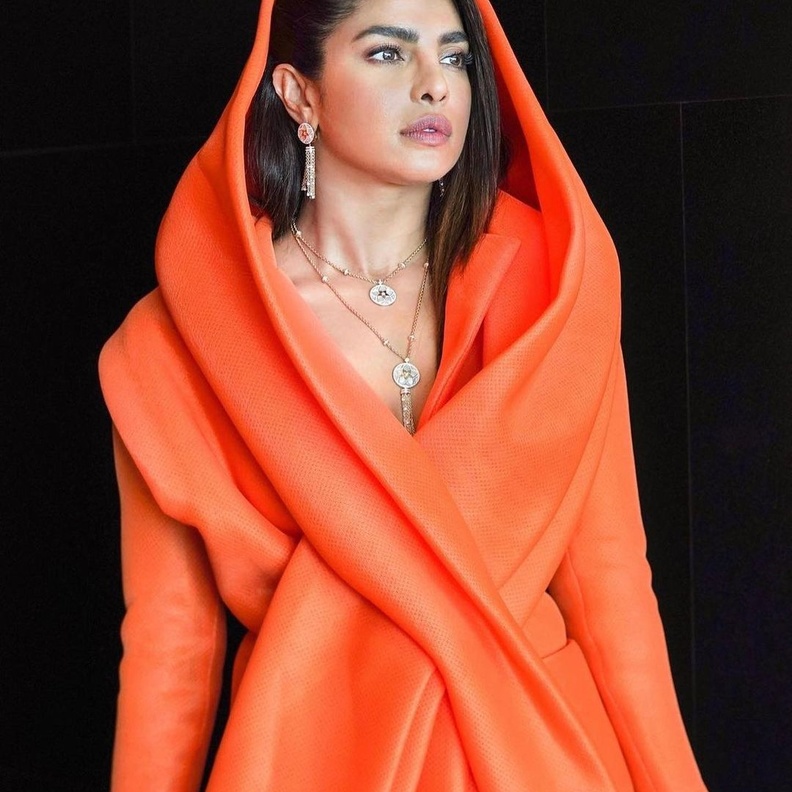 إطلالة بريانكا شوبرا ساحرة بتصميم محمد بن شلال في تعاون عنوانه الإبتكار