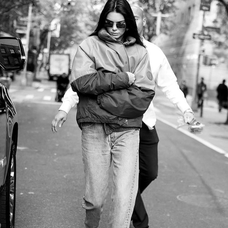 إعتمدت تنسيق البنطلون الجينز مع الجاكيت الأوفر سايز