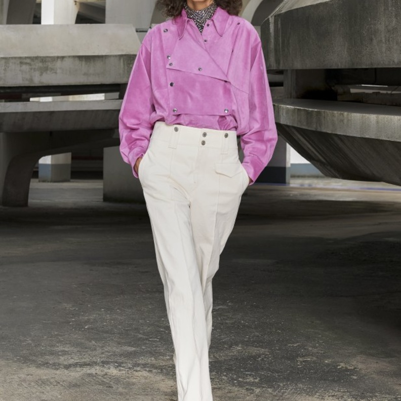 إمنحي إطلالتك لمسة من الألوان من خلال تنسيق البنطلون الأبيض مع الجاكيت الملوّنة باللون الزهري