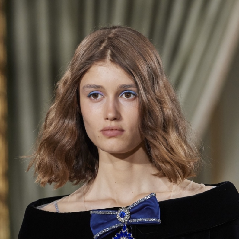 اجمل صبغات الشعر البني المتموج بأسلوب دار Giorgio Armani