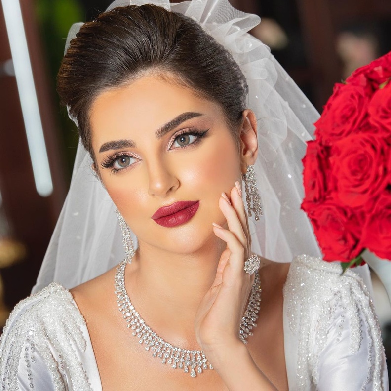 اجمل مكياح ناعم للعروس من خبيرة التجميل الاماراتية ميرا الحمادي