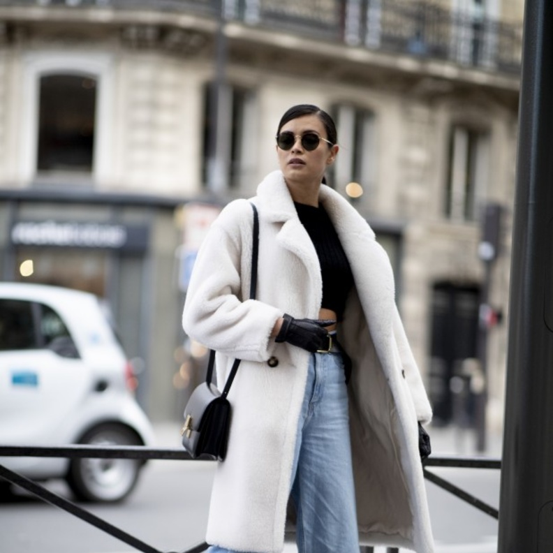 أفكار شبابية لتنسيق موديلات بناطيل الجينز المنوعة في اطلالات الشتاء