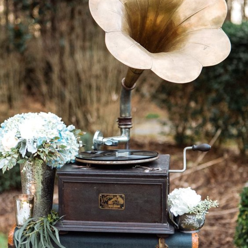 استعمال الاشياء القديمة يضيف لمسة فينتج على ديكور حفل زفافك 