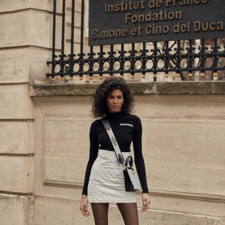 اختاري تنورة قصيرة باللون الأبيض مع توب ملفتة