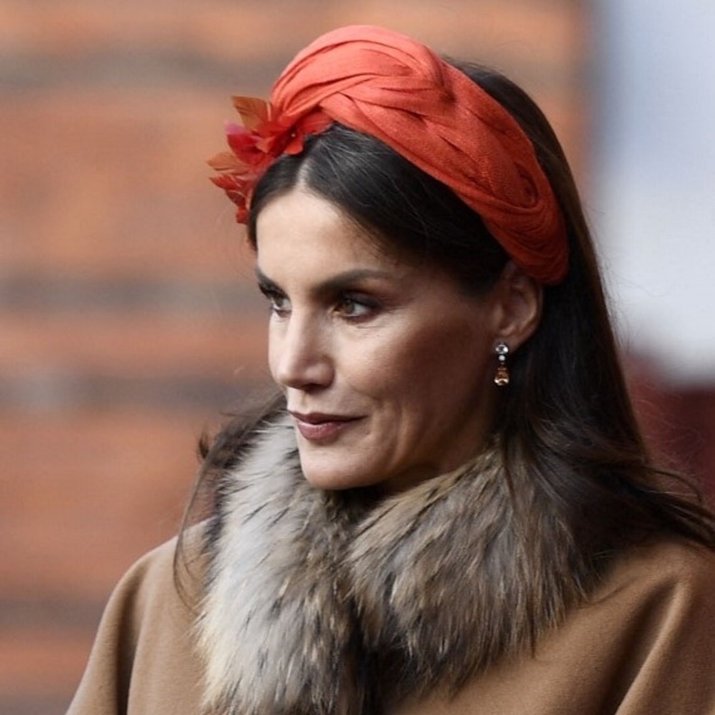 اطلالة الملكة ليتيزيا بالمكياج البني القوي