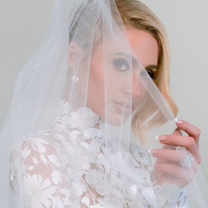 باريس هيلتون عروس بأربعة فساتين زفاف وحفل أسطوري