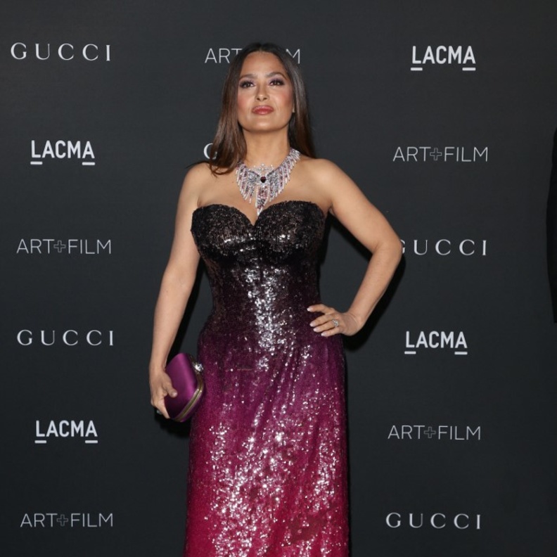 اطلالة سلمى حايك بفستان فاخر ومتموج بتوقيع دار Gucci