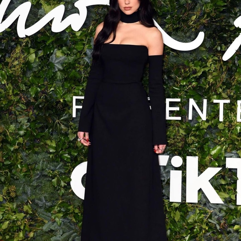 صور أجمل فساتين النجمات العالميات الفاخرة في حفل Fashion Awards لعام 2021