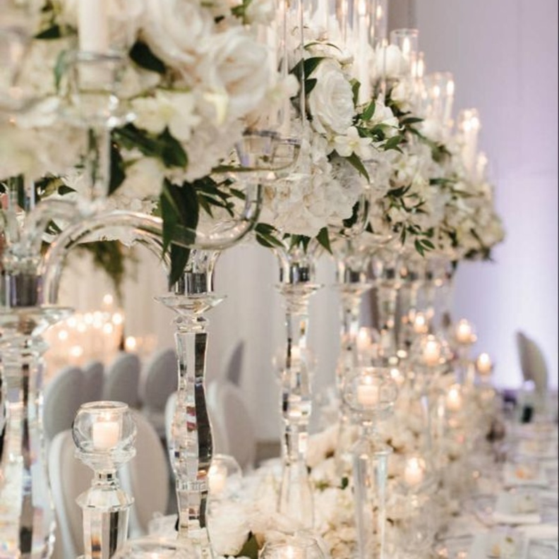 افكار ديكورات وزينة حفل الزفاف حالم بالابيض والكريستال