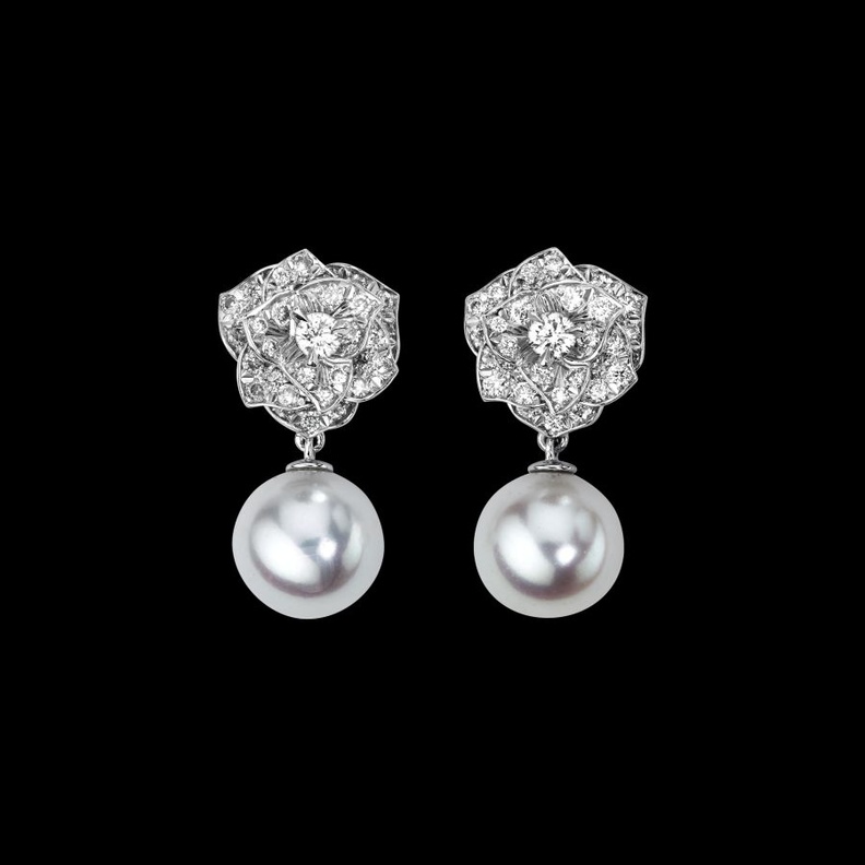 اقراط ذهب مزينة باللؤلؤ للعروس من بياجيه Piaget