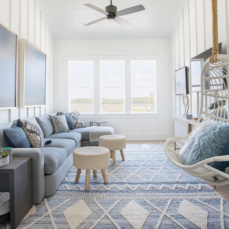 اكسسوارات غرفة معيشة بدرجات الأزرق الفاتح