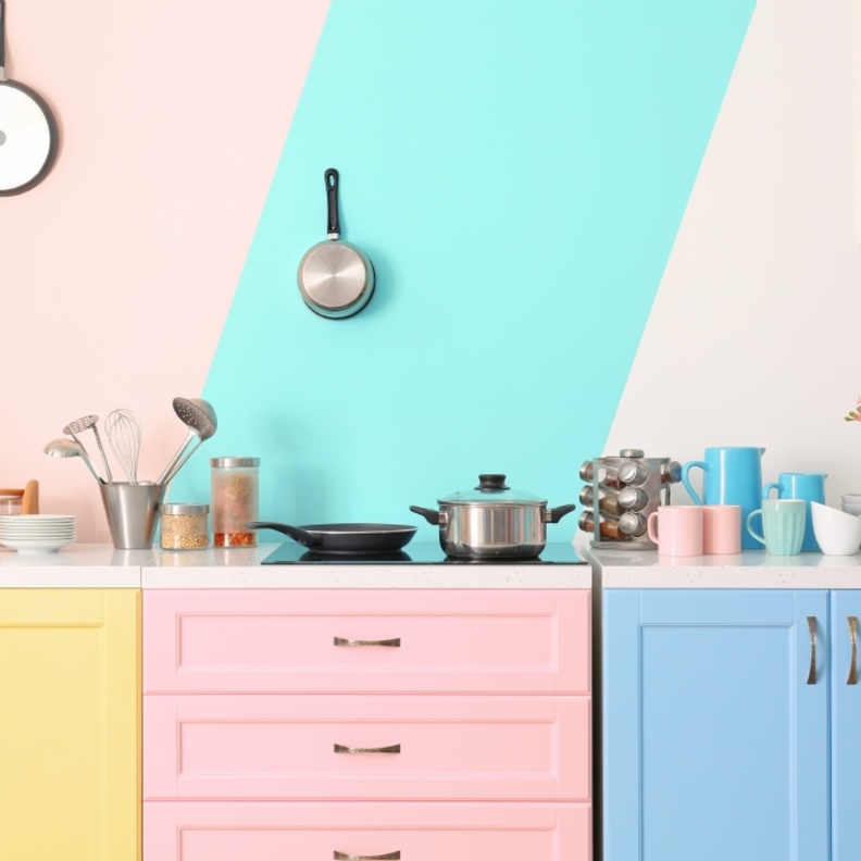 الاستفادة من سطح الخزائن في ديكورات المطابخ